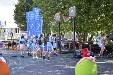 Gry i zabawy koszykarskie.